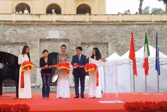 Chủ tịch UBND TP Hà Nội Nguyễn Đức Chung và Đại sứ Italia Cecilia Piccioni cắt băng khai mạc chương trình.