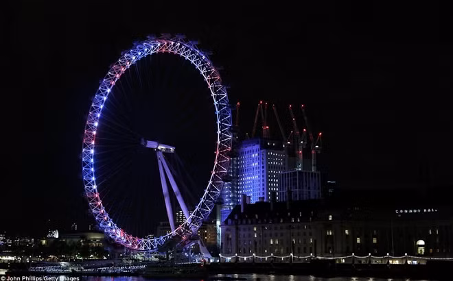 Để ăn mừng sự kiện quan trọng này, các địa danh nổi tiếng tại London tối 23-4, như Cầu tháp London, Cầu vàng Jubilee, Vòng quay London đã rực sáng một màu xanh “blue” đặc trưng.