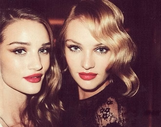 Theo đó, Candice Swanepoel (phải) "thiên thần" người Nam Phi của hãng Victoria Secret đã đánh bại người mẫu Rosie Hungtinton-Whiteley (trái) để trở thành người mẫu nội y có ảnh hưởng nhất mạng xã hội Instagram trong năm 2017