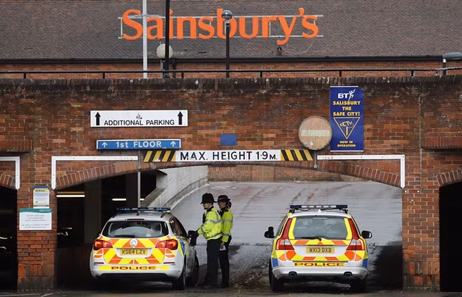 Ông Skripal rời bệnh viện Salisbury ngày 18-5. Con gái Yulia trước đó cũng rời bệnh viện này vào ngày 10-4. Ảnh: AP.