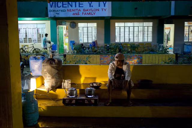Một người đàn ông Philippines nấu ăn bên ngoài trung tâm tiếp nhận sơ tán tại tỉnh Cagayan. Một người đàn ông Philippines nấu ăn bên ngoài trung tâm tiếp nhận sơ tán tại tỉnh Cagayan.