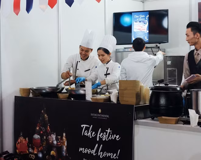 Các đầu bếp của khách sạn 5 sao tại Hà Nội cũng có mặt tại lễ hội để mang đến những trải nghiệm ẩm thực "đẳng cấp" của nước Pháp với giá "yêu thương".