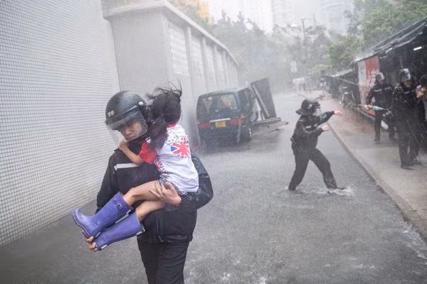 Các trường học, khu vực họp chợ, các hàng ăn, các công trình xây dựng đều tạm dừng cho đến khi bão tan.