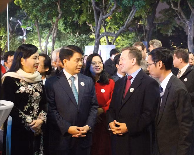 Ông Nguyễn Đức Chung bày tỏ, sự kiện diễn ra trong vòng ba ngày cuối tuần, dù không dài nhưng mọi người sẽ cảm nhận được một không gian lãng mạn và mang tính nghệ thuật đầy chất Pháp qua các hoạt động giao lưu văn hóa với trên 60 gian hàng trưng bày. “Hy vọng, quý vị có thể cảm nhận được sự chào đón và một tấm lòng Hà Nội dành cho “nước Pháp thu nhỏ” tại Việt Nam, ông Nguyễn Đức Chung nhấn mạnh.