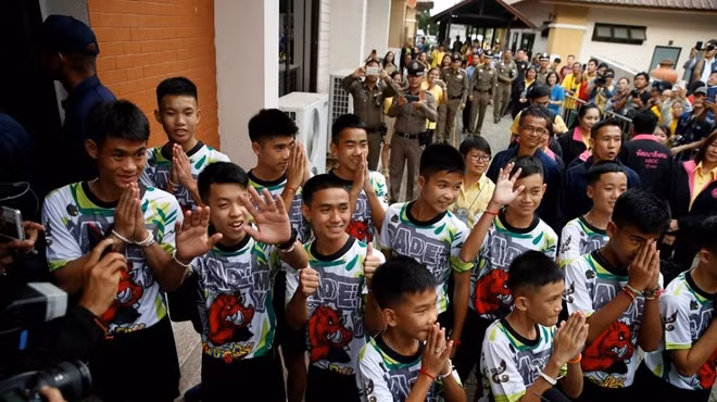 Các thành viên của "Lợn rừng" cùng huấn luyện viên. Ảnh: olorisupergal