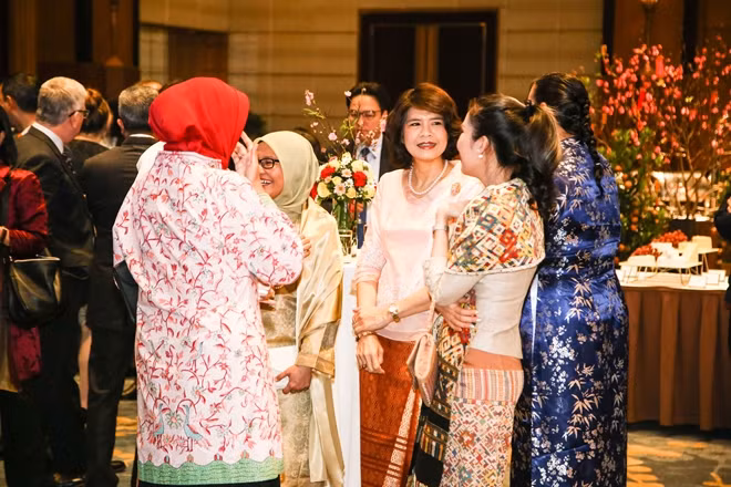 Phu nhân của các đại sứ cùng trò chuyện tại buổi gặp mặt.