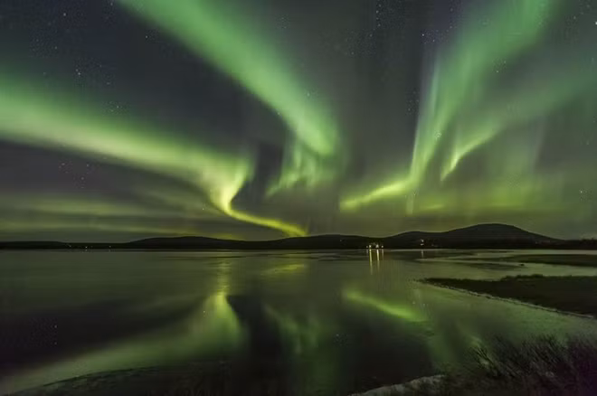 Một trong những điểm khiến Lapland hút khách du lịch nhất chính là cơ hội được ngắm cực quang. Khi các khí trong bầu khí quyển bị khuấy động bởi bão mặt trời sẽ tạo ra cực quang hay còn được biết tới với tên gọi là "những ngọn đèn phía bắc".