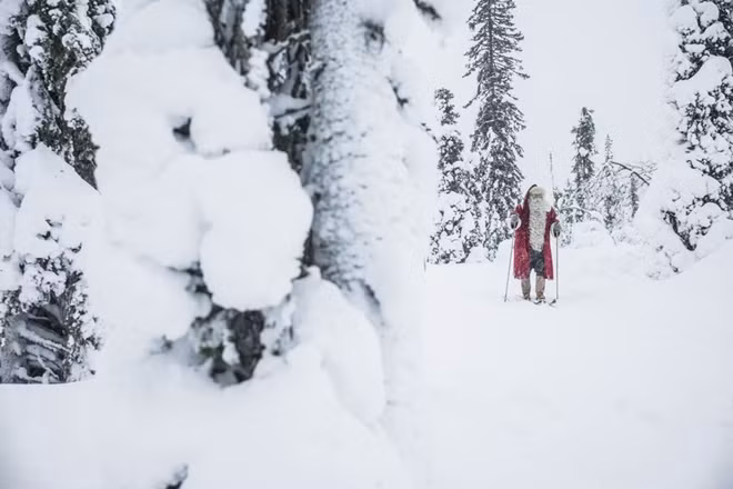 Ở Lapland thực sự có một ngôi nhà của Ông già Noel. Tới Lapland vào mùa nào thì bạn đều có có cơ hội được tham quan văn phòng và ghé chơi với những chú tuần lộc của Ông già Noel. Đặc biệt, các bạn nhỏ có thể trực tiếp gửi yêu cầu về món quà mà mình muốn nhận được trong dịp năm mới và chắc chắn sẽ được nhận đúng món quà đó. Xây dựng những mô hình thực nhất với những câu chuyện không có thật, Lapland thực sự là một "miền đất hứa" cho các bạn nhỏ.