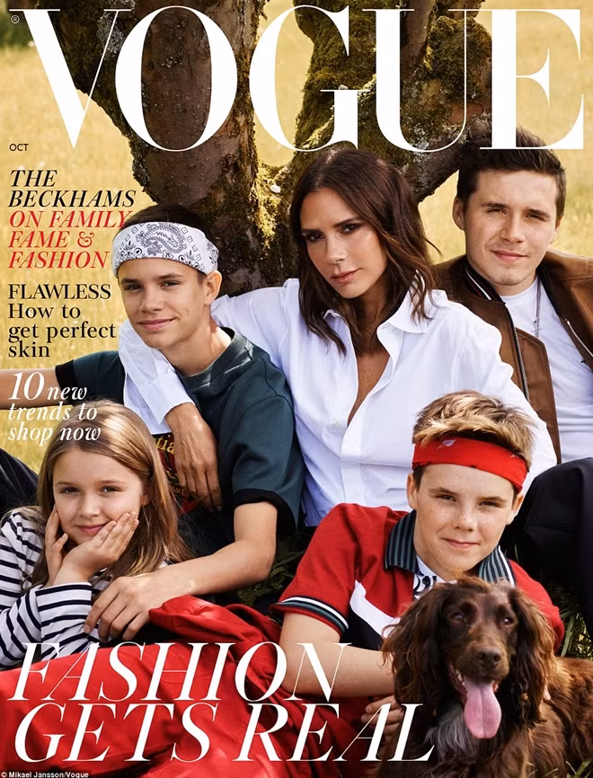 Victoria Beckham cùng các con và cún cưng "đẹp từng centimet" trên trang bìa Vogue Anh tháng 10.