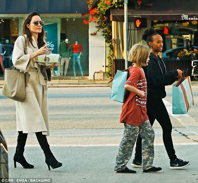 Angelina Jolie dạo phố cùng hai con gái Vivienne và Zahara nhưng luôn đi phía sau. Được biết, cô vừa trở lại Los Angeles sau một loạt hoạt động từ thiện tại châu Phi và khu vực Mỹ Latinh.