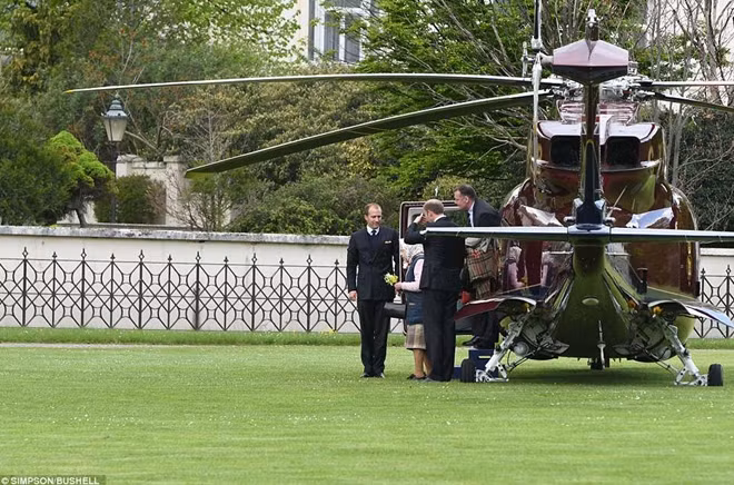 Sau 40 phút khởi hành từ lâu đài Windsor, chiếc trực thăng trở Nữ Hoàng hạ cánh tại bãi đậu trong khuôn viên điện Kensington.