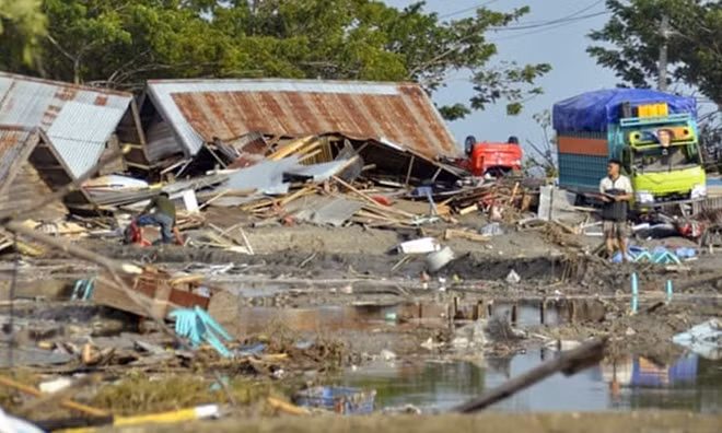 Các ngôi nhà nằm dọc khu vực duyên hải ở thành phố Palu, đảo Sulawesi của Indonesia bị bị cuốn phăng khi sóng thần xuất hiện.