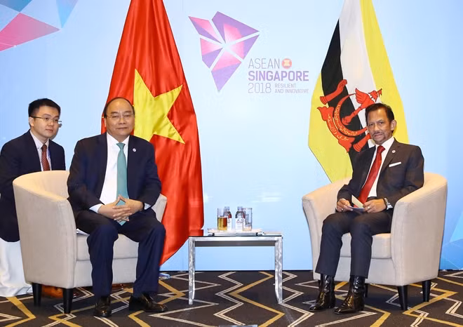 Thủ tướng Nguyễn Xuân Phúc tiếp xúc song phương với Quốc vương Brunei Sultan Hagi Hassanan Bolkiah. Ảnh: Thống Nhất/TTXVN.
