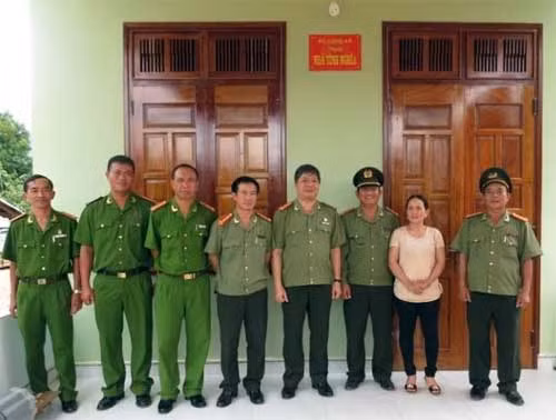 Đại diện Công an tỉnh Kon Tum trao nhà tình nghĩa cho gia đình cán bộ Công an có hoàn cảnh khó khăn.
