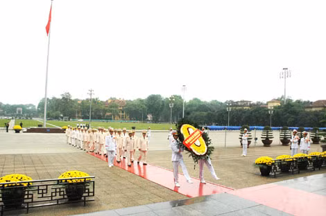 Đoàn đại biểu Đảng uỷ Công an Trung ương và Bộ Công an vào Lăng viếng Chủ tịch Hồ Chí Minh.