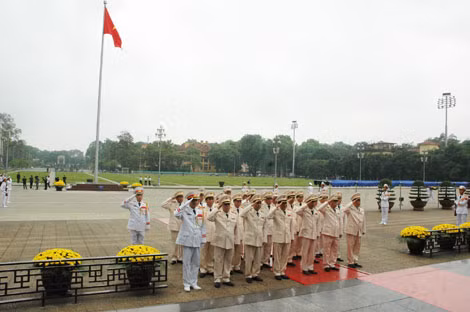 Đoàn đại biểu Đảng uỷ Công an Trung ương và Bộ Công an thành kính tưởng nhớ công lao to lớn của Chủ tịch Hồ Chí Minh.