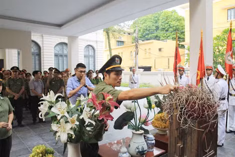 Đoàn viên, thanh niên Công an TP Hà Nội dâng hương, báo công trước anh linh các anh hùng, liệt sĩ Công an Thủ đô.