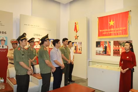 Đoàn thanh niên Công an TP Hà Nội thăm các gian trưng bày hiện vật tại Bảo tàng Công an thành phố.