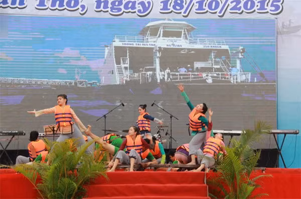 Các tiết mục nghệ thuật tuyên truyền nâng cao ý thức của người dân khi tham gia giao thông đường thuỷ.
