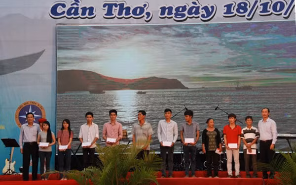 Ban Tổ chức tặng quà cho các gia đình có hoàn cảnh khó khăn.