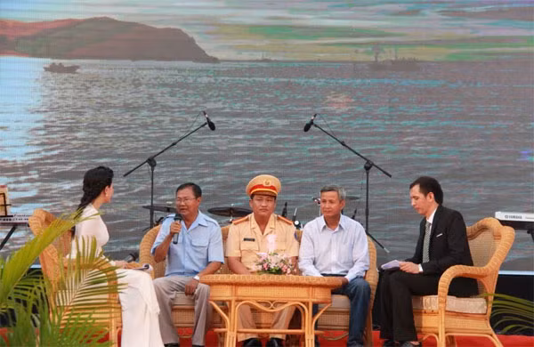 Các điển hình tiên tiến thực hiện cuộc vận động “Văn hoá giao thông với bình yên sông nước” chia sẻ kinh nghiệm.