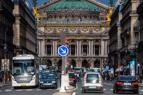 Một góc đường phố trung tâm Paris luôn quá tải lượng xe lưu thông.