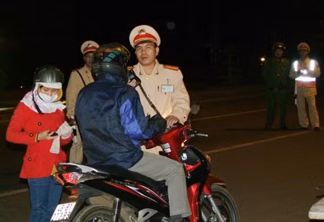 Lực lượng CSGT Công an tỉnh Đắk Nông kiểm tra nồng độ cồn người điều khiển phương tiện tham gia giao thông trên địa bàn thị xã Gia Nghĩa.