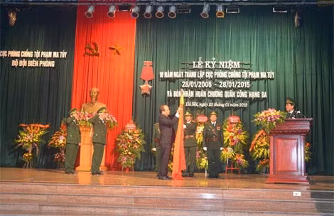 : Thừa ủy quyền của Chủ tịch nước, đồng chí Nguyễn Xuân Phúc, Ủy viên Bộ Chính trị, Phó Thủ tướng Chính phủ gắn Huân chương Quân công Hạng Ba lên quân kỳ quyết thắng của Cục PCTP ma túy BĐBP.