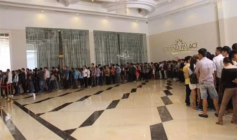 Thí sinh nườm nượp đổ về Trung tâm hội nghị Grand Palace, TP.HCM dự thi sơ tuyển Giọng hát Việt 2015.