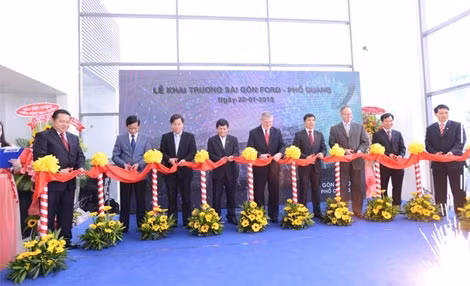 Cắt băng khánh thành Phổ Quang Ford. Cắt băng khánh thành Phổ Quang Ford.