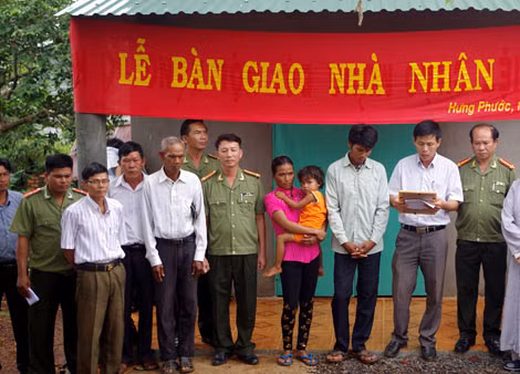 Đồng chí Nguyễn Đức Thắng - Phó Chủ tịch UBND xã Hưng Phước đọc quyết định trao “Nhà nhân ái” cho gia đình anh Điểu Hai.