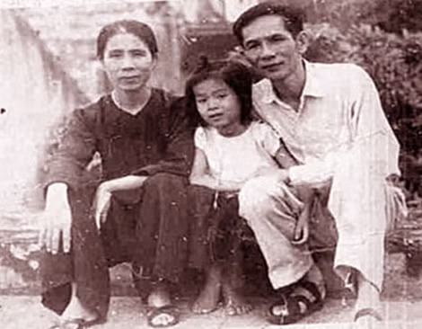 Nhà thơ Yến Lan cùng vợ và con gái.