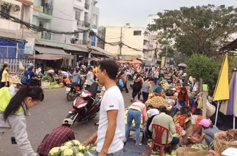 Một chợ tự phát gần khu công nghiệp Tân Tạo, quận Bình Tân.