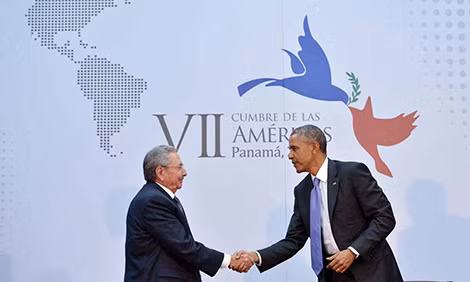 Tổng thống Mỹ Barack Obama bắt tay Chủ tịch Cuba Raul Castro trong cuộc gặp bên lề Hội nghị thượng đỉnh các quốc gia châu Mỹ hôm 11/4 ở Panama. Tổng thống Mỹ Barack Obama bắt tay Chủ tịch Cuba Raul Castro trong cuộc gặp bên lề Hội nghị thượng đỉnh các quốc gia châu Mỹ hôm 11/4 ở Panama.