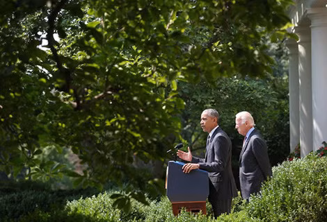 Tổng thống Mỹ Barack Obama, phía sau là Phó Tổng thống Joe Biden, phát biểu thông báo việc mở lại Đại sứ quán giữa 2 nước. Tổng thống Mỹ Barack Obama, phía sau là Phó Tổng thống Joe Biden, phát biểu thông báo việc mở lại Đại sứ quán giữa 2 nước.