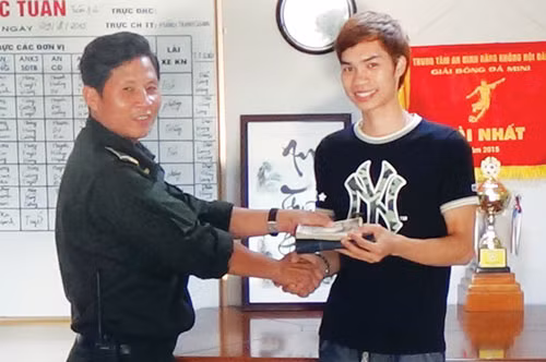 Cán bộ Trung tâm An ninh hàng không đã trao trả chiếc ví cùng tài sản nói trên về cho anh Trương Văn Hội.