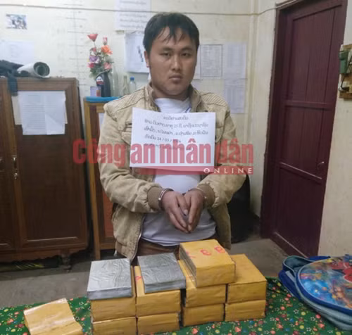 Đối tượng Nua Giàng và tang vật bị thu giữ.