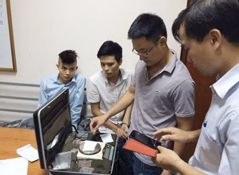 Công an quận Long Biên kiểm tra tang vật thu giữ.