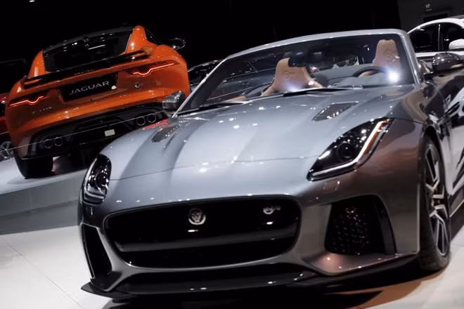 Hai chiếc siêu xe thể thao đến từ Anh Quốc Jaguar 2017 F-TYPE SVR. Mẫu couple ở phía trái, còn bên phải là phiên bản mui trần.