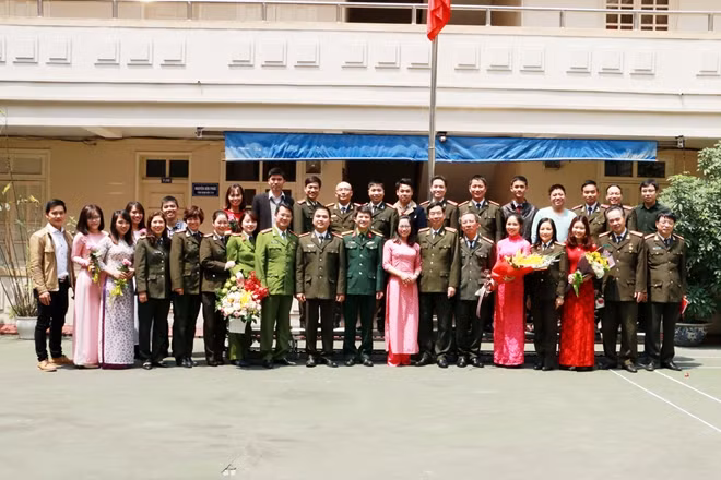 Các đại biểu tham dự chương trình chụp ảnh lưu niệm.