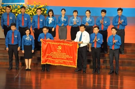 Đồng chí Đinh La Thăng, Ủy viên Bộ Chính trị, Bí thư Thành ủy TP Hồ Chí Minh trao bức trướng cho Thành đoàn thành phố.