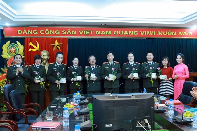 Ban Chấp hành Đoàn Thanh niên Báo Công an nhân dân tặng quà lưu niệm, tri ân tới các đồng chí cựu cán bộ Đoàn Báo CAND qua các thời kỳ.