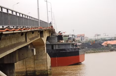 Cầu An Thái đã hư hỏng nặng sau khi bị tàu Thành Luân 28 đâm vào.
