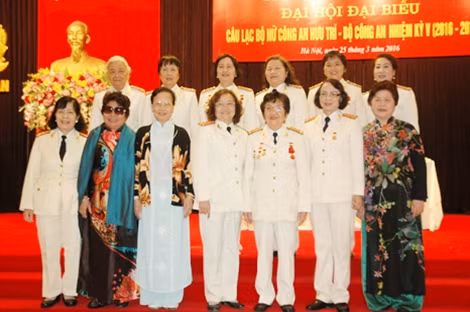 13 thành viên Ban chủ nhiệm CLB Nữ Công an hưu trí nhiệm kỳ V 2016- 2018 ra mắt tại Đại hội.