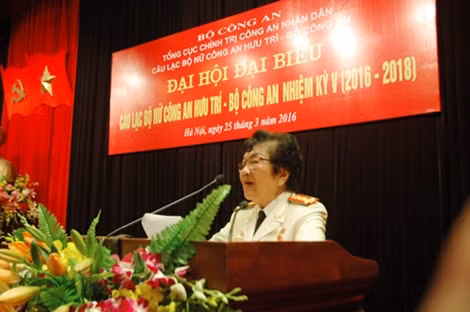 Đồng chí Lương Thúy Bình, Chủ nhiệm CLB Nữ Công an hưu trí nhiệm kỳ IV (2013- 2015) trình bày báo cáo tóm tắt và phương hướng nhiệm kỳ mới.