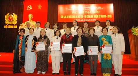 Các thành viên Ban chủ nhiệm nhiệm kỳ mới tặng quà các thành viên tiền nhiệm.