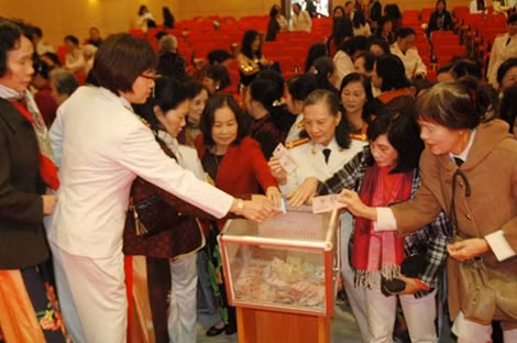 Các hội viên hăng hái tham gia ủng hộ quỹ “Vì Trường Sa thân yêu” do Ban chủ nhiệm CLB Nữ Công an hưu trí phát động.