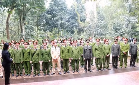 Cán bộ chiến sỹ Công an huyện Quốc Oai, nghe cán bộ khu di tích giới thiệu về nơi ở, làm việc của BácHồ kính yêu.