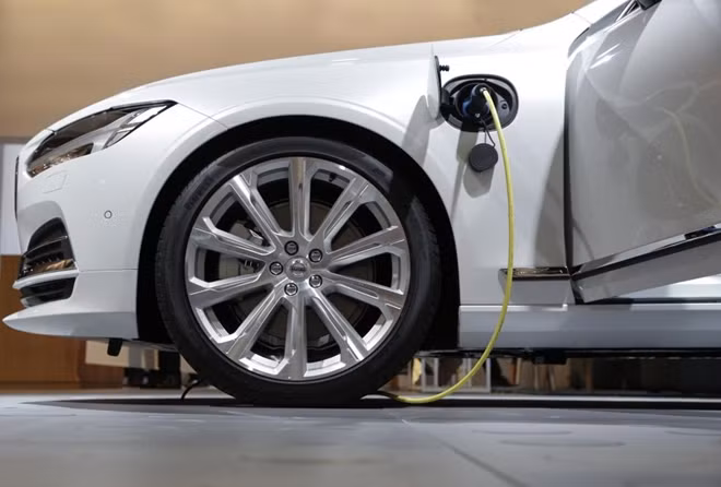 Nhiều hãng xe châu Âu cũng tung ra thị trường các sản phẩm xe hybrid. Trong ảnh là chiếc Volvo S 90 Hybrid T8 phiên bản 2017.