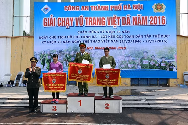 Ban Tổ chức trao các giải Nhất, Nhì, Ba cho các đoàn xuất sắc.